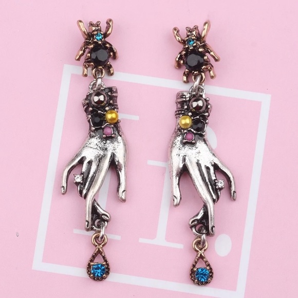 NWOT 🕷 stunning earrings - Picture 2 of 8